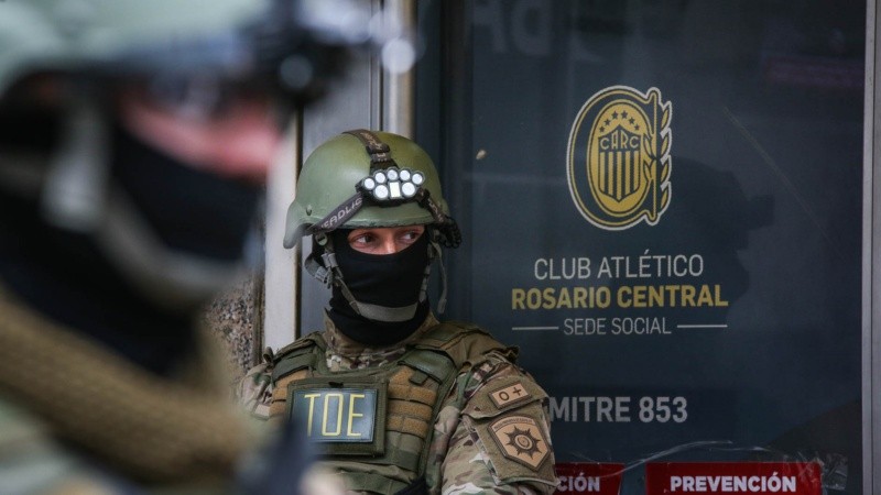 Efectivos de la TOE este lunes en la sede de Rosario Central. 