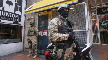 Efectivos de la TOE este lunes en la sede de Rosario Central.