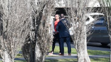 Bracamonte, hablando con su abogado Carlos Varela durante el allanamiento.