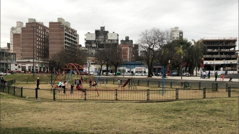 La plaza Libertad con reunión de personas este lunes.