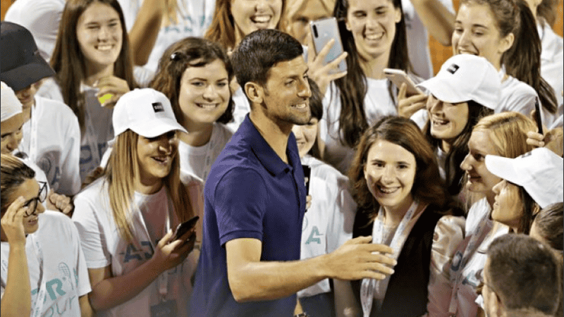 Djokovic organizó un torneo de tenis que dejó varios infectados y ahora le tocó a él.