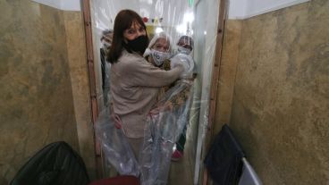 La emoción de Nilda, de 93 años, al abrazar a su hija.