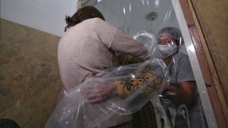 La emoción de Nilda, de 93 años, al abrazar a su hija. 