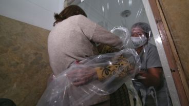 La emoción de Nilda, de 93 años, al abrazar a su hija.