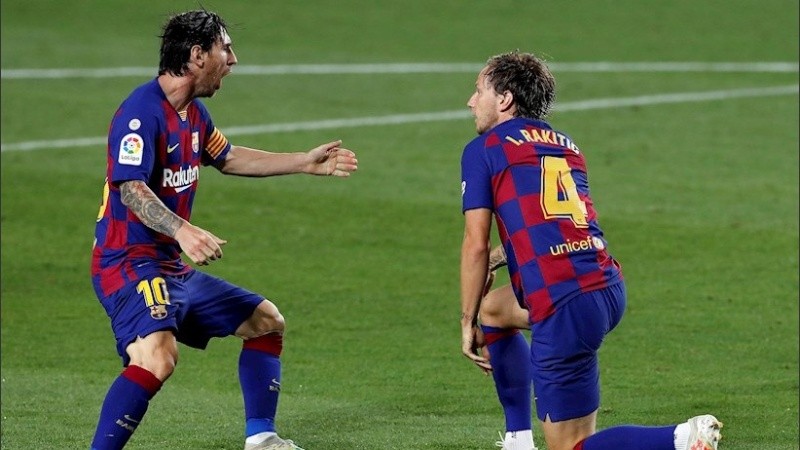 Leo festeja con el autor del gol, que destrabó el partido a los 71 minutos.