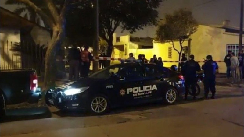 La policía secuestró un adoquín y un cuchillo en la vivienda.