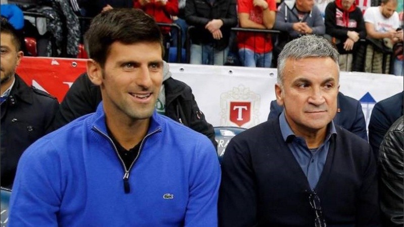Padre e hijo: Novak y Srdjan Djokovic. Llueven las críticas al número 1.
