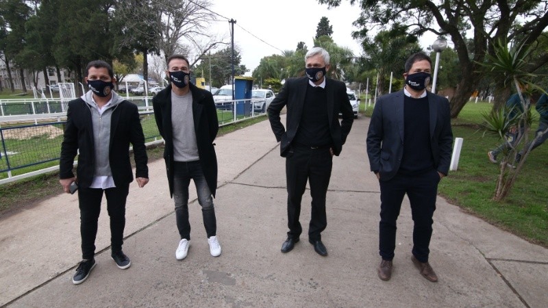 El flamante DT canalla con la comisión directiva.