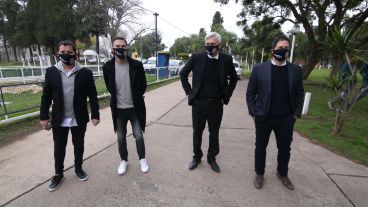 El flamante DT canalla con la comisión directiva.