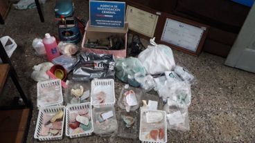 Los elementos incautados en el allanamiento.