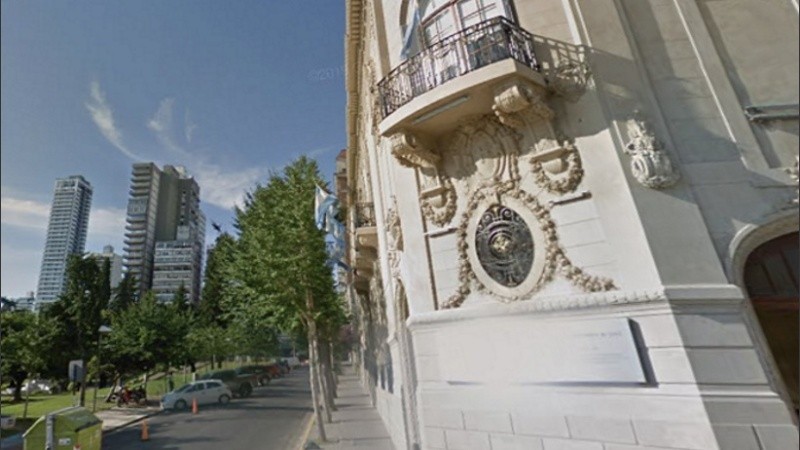 La cuadra que tienen reservada los concejales para estacionar. 