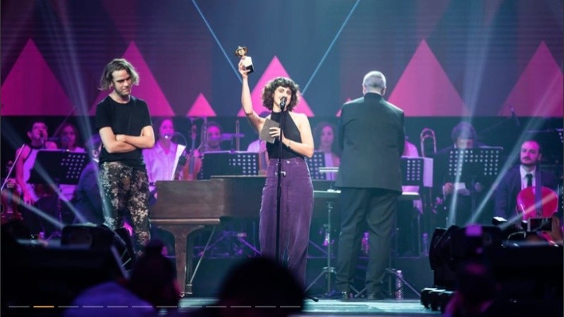 La cantautora Marilina Bertoldi se alzó con los premios Álbum del Año y Gardel de Oro 2019 con su disco 