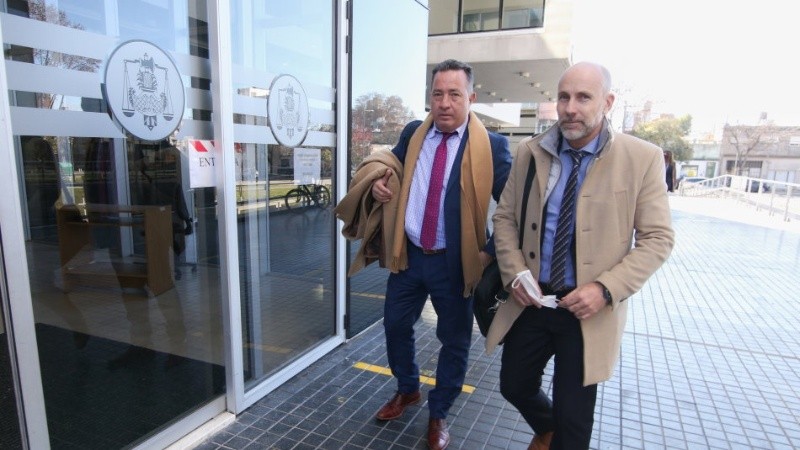 Los abogados Carlos Varela y Adrián Martínez al ingresar al Centro de Justicia Penal.