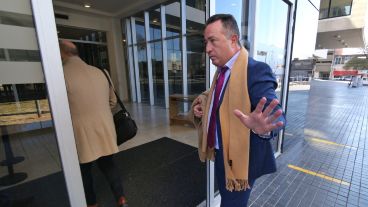 “Tenemos que oficiar de abogados y de taxistas”, ironizó Varela al retirarse de la sala.