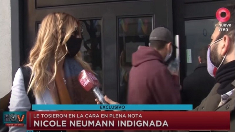 El momento en que pasa el joven y estornuda.