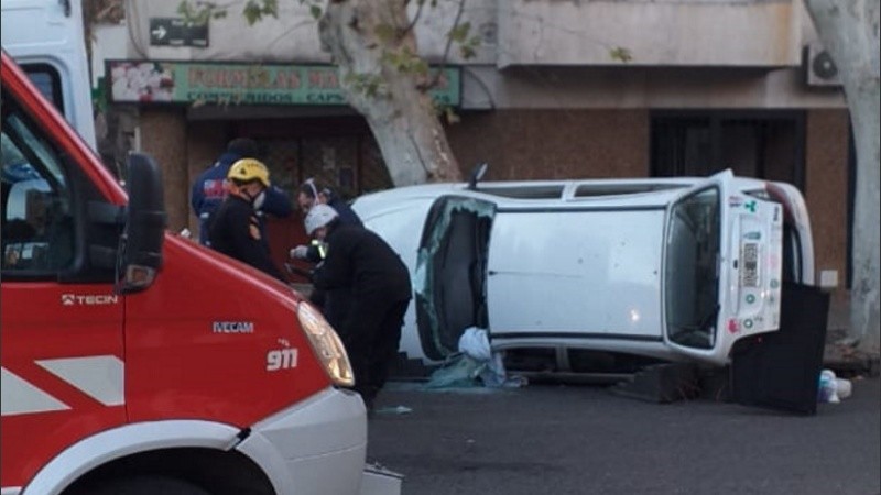 Uno de los autos involucrados en el siniestro terminó dado vuelta. 