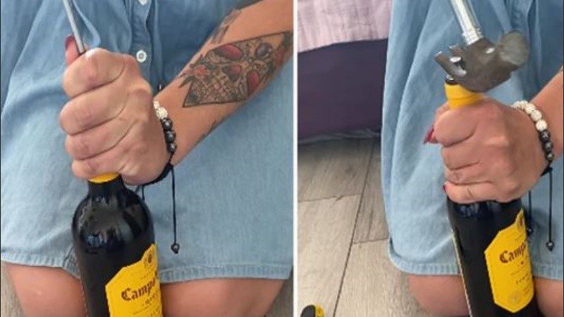 Con ingenio la joven destapó la botella y pudo brindar.