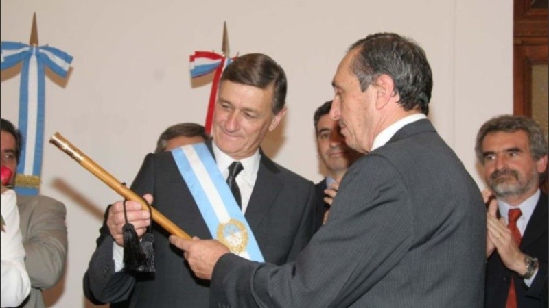 Hermes Binner, el día que recibió el bastón de mando de manos de Jorge Obeid.