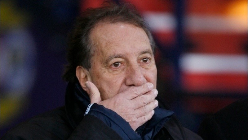 Allegados del doctor Bilardo confirmaron que contrajo covid-19.