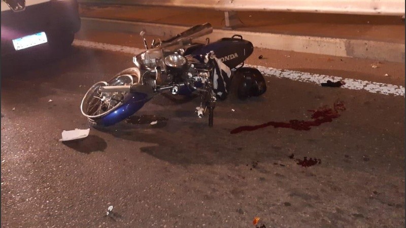 Una de las motos que protagonizó el fatal choque en Circunvalación. 