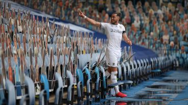 El festejo del futbolista del equipo de Bielsa con los hinchas de cartón.