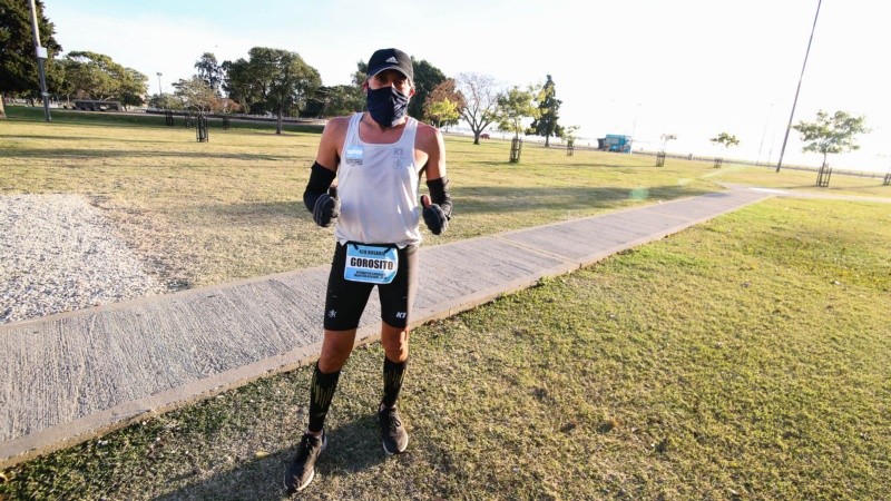 Luego de ceder la posta, uno de los corredores posa para la cámara.