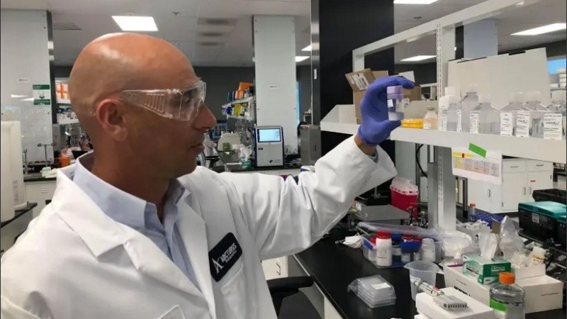 El científico rosarino en acción. 