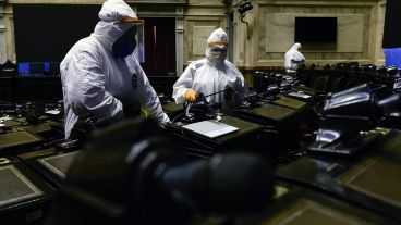 Tareas de desinfección en el recinto de la Cámara de Diputados.