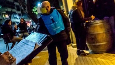 Agentes municipales y la Policía controlan la actividad nocturna en la ciudad.