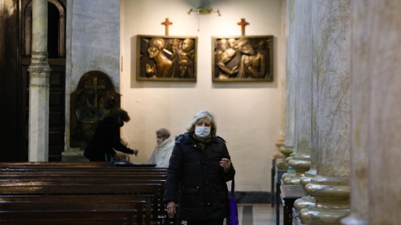 El ingreso a la Catedral es limitado. Esperan que la Provincia suba el número a 30 personas por misa.