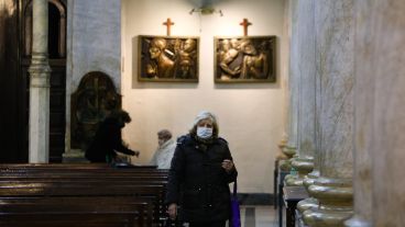 El ingreso a la Catedral es limitado. Esperan que la Provincia suba el número a 30 personas por misa.