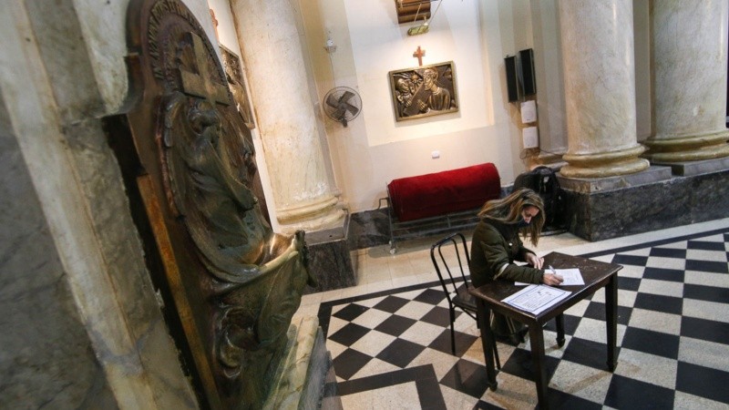 Cada personas que asista a una misa debe ingresar sus datos personales en una planilla.