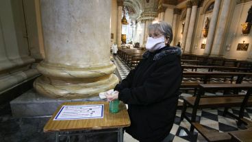 El obligatorio ponerse alcohol en gel para ingresar al templo.