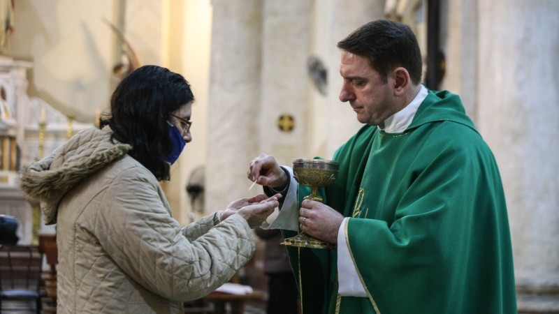 La hostia se da en la mano.