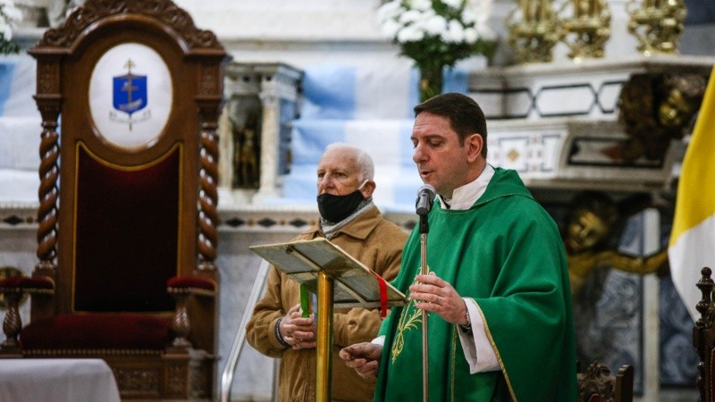 El Padre Osvaldo celebrando la misa de este martes. 