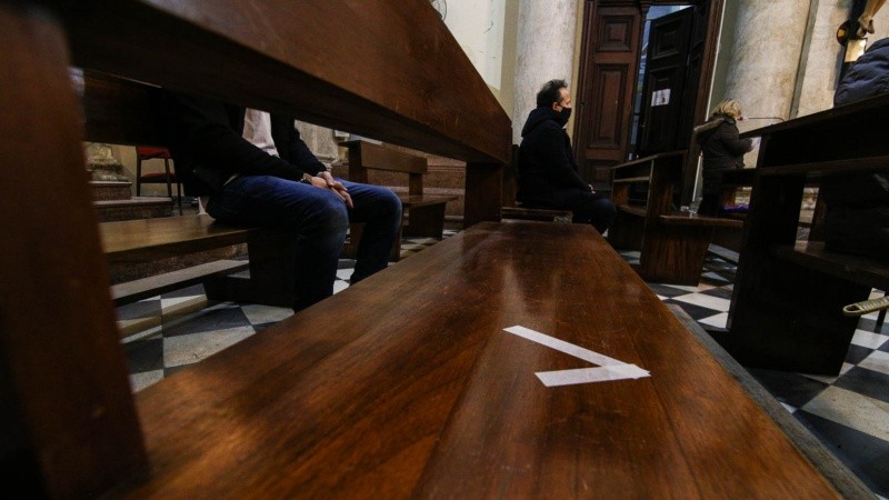 Los bancos tienen marcas que indican que no se pueden usar. 