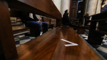 Los bancos tienen marcas que indican que no se pueden usar.