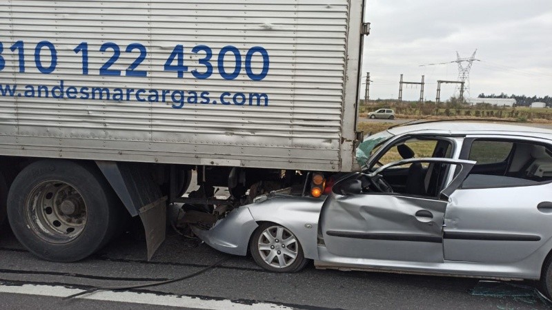 El Peugeot 206 se metió directamente abajo del camión.