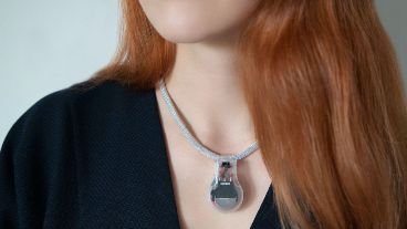 Se alimenta de una pila de tipo botón de 3 voltios.