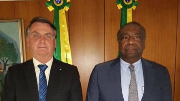 Bolsonaro junto a Decotelli tras la firma, apenas cinco días atrás.