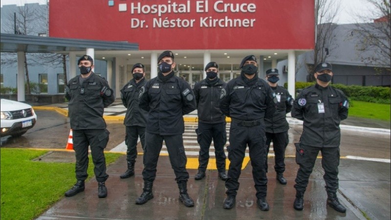 Los agentes que concurrieron al Hospital de El Cruce “Presidente Néstor Kirchner”, de Florencio Varela.