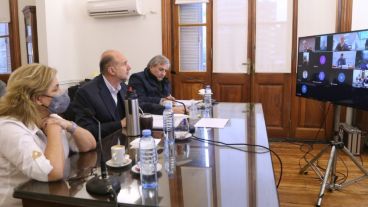 La videoconferencia encabezada por Perotti en la que se decidió restringir las reuniones familiares.