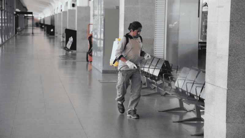 Llegó de madrugada a la terminal y sólo había tres policías sin barbijo.