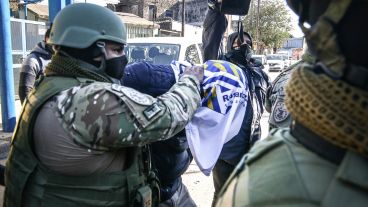 "Pitito" fue sacado con una camiseta de Central en la cabeza.