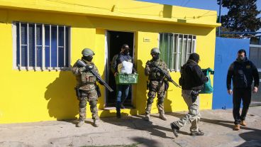 El allanamiento en la casa del barrabrava canalla, en Ayolas y Circunvalación.