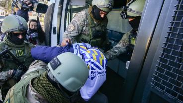 "Pitito" fue sacado con una camiseta de Central en la cabeza.