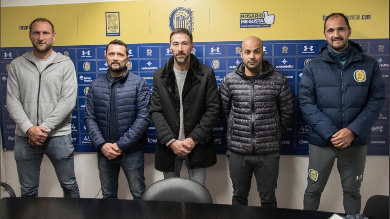 El nuevo cuerpo técnico canalla después de la firma de los contratos. 