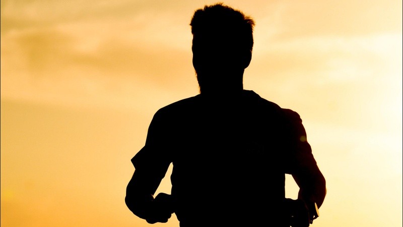 La figura de Nacho entrenando se recorta en el atardecer en su Hughes natal. 