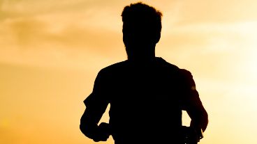 La figura de Nacho entrenando se recorta en el atardecer en su Hughes natal.