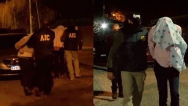 Así llevaban detenidos a los miembros de la comunidad gitana acusados.